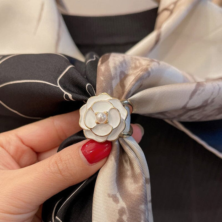 "Elegant kameliaskärp för kvinnor i svart/vit, med högblank kristall och legering, perfekt för eleganta outfits."