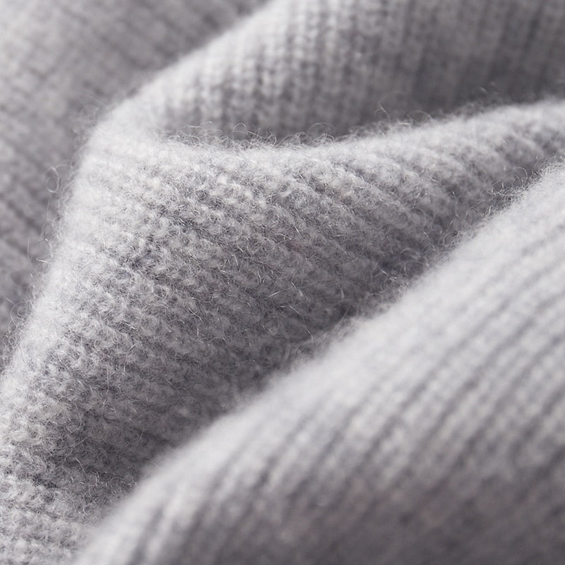 "Elegant kashmir cardigan i beige, dammodell, erbjuder lyx och komfort med sofistikerad design och mjukt material."