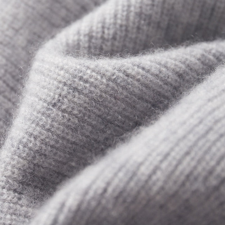 "Elegant kashmir cardigan i beige, dammodell, erbjuder lyx och komfort med sofistikerad design och mjukt material."
