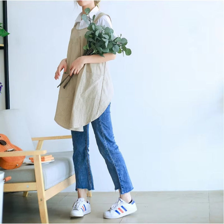 "Elegant koreanskt förkläde med korsrygg, mjuk textur, vida fickor. Perfekt för kök och vardagsbruk."