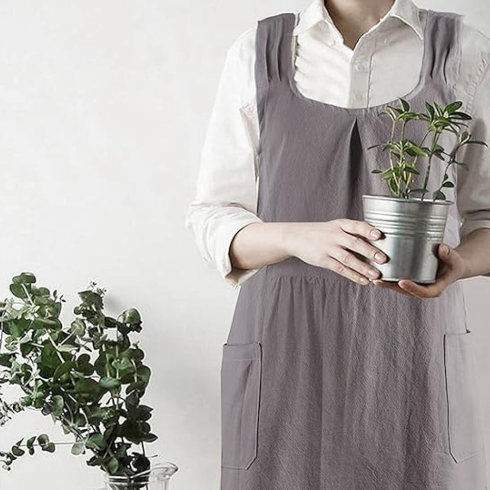 "Elegant koreanskt förkläde med korsrygg, mjuk textur, vida fickor. Perfekt för kök och vardagsbruk."