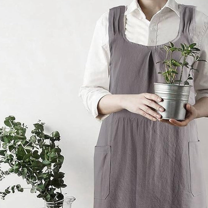 "Elegant koreanskt förkläde med korsrygg, mjuk textur, vida fickor. Perfekt för kök och vardagsbruk."