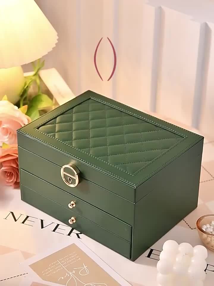 "Elegant läder smyckesbox med flera fack, perfekt för att organisera halsband, armband och ringar."