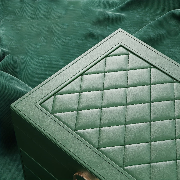 "Elegant läder smyckesbox med flera fack, perfekt för att organisera halsband, armband och ringar."