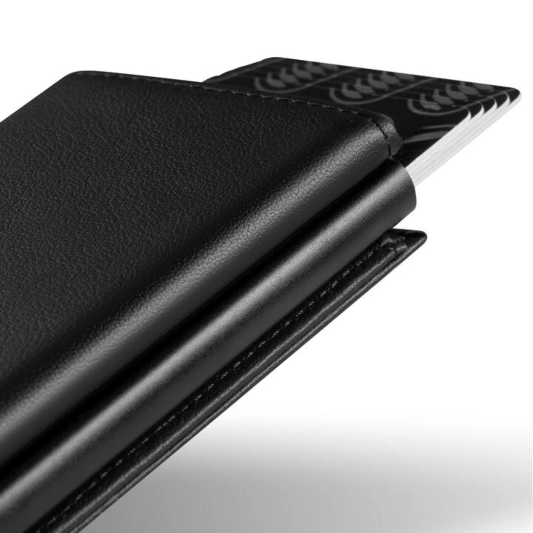 "Elegant läderplånbok med RFID-blockering, svart premiumläder, kompakt design, rymmer upp till 14 kort och 20 kontanter."