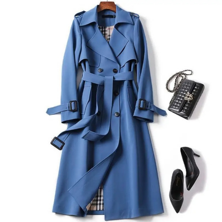 "Elegant lång trenchcoat med bälte, damjacka, visar framifrån med justerbart bälte och tidlös design för komfort och stil."