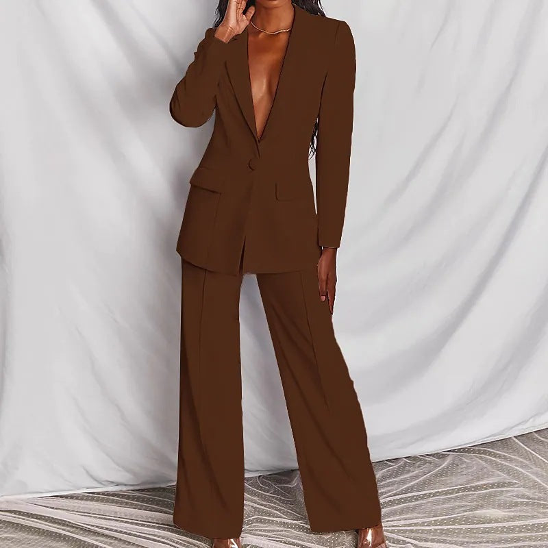 "Elegant långärmad byxdress i veganläder för kvinnor, modern passform, perfekt för både vardag och fest."