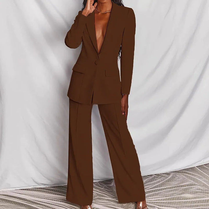 "Elegant långärmad byxdress i veganläder för kvinnor, modern passform, perfekt för både vardag och fest."