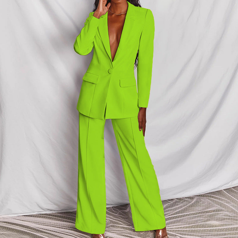 "Elegant långärmad byxdress i veganläder för kvinnor, modern passform, perfekt för både vardag och fest."