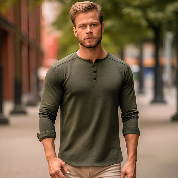 "Elegant långärmad Henley T-shirt herr med klassisk hals, enkel enfärgad design, ger stil och komfort för alla tillfällen."