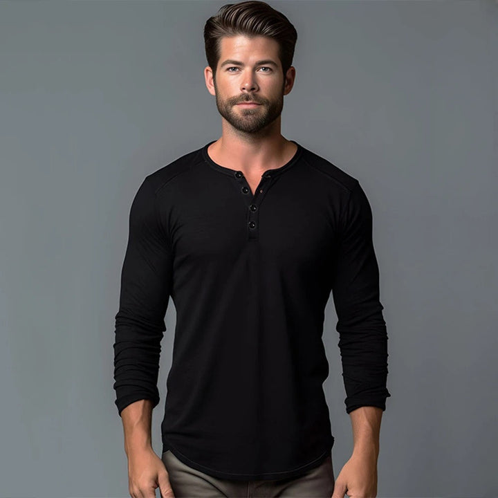 "Elegant långärmad Henley T-shirt herr med klassisk hals, enkel enfärgad design, ger stil och komfort för alla tillfällen."