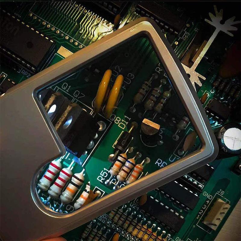 "Elegant LED förstoringskort med stark belysning och förstoring, idealisk för läsning och detaljarbete i svagt ljus."