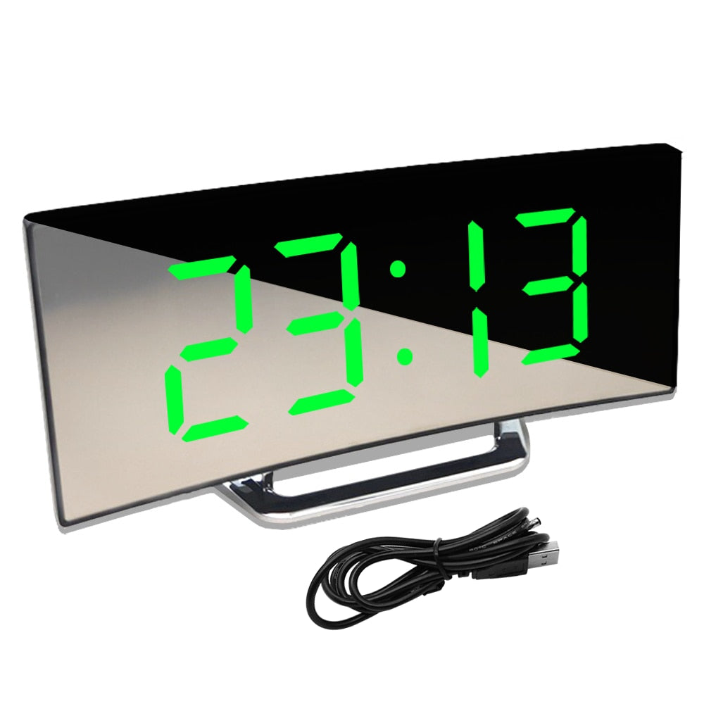 "Elegant LED väckarklocka med spegelskärm och böjd display, visar temperatur, idealisk för sovrum och kontor."
