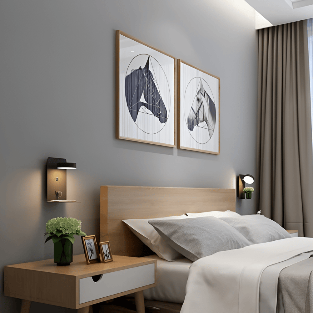 "Elegant LED vägglampa i aluminium med inbyggd hylla och USB-laddare, perfekt för små utrymmen och modern inredning."