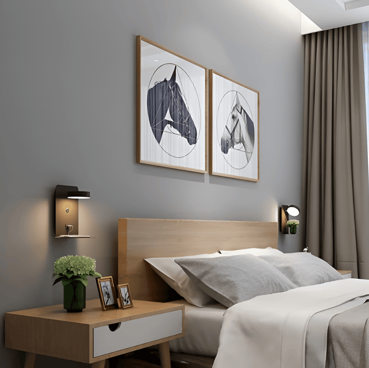 "Elegant LED vägglampa i aluminium med inbyggd hylla och USB-laddare, perfekt för små utrymmen och modern inredning."