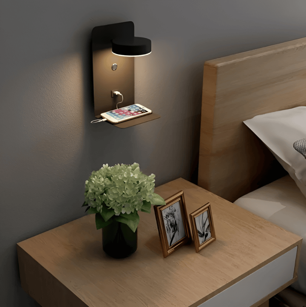 "Elegant LED vägglampa i aluminium med inbyggd hylla och USB-laddare, perfekt för små utrymmen och modern inredning."