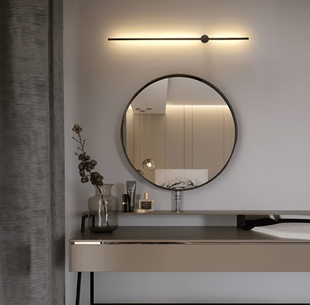 "Elegant LED vägglampa i skandinavisk design, roterbar, akryl och aluminium, idealisk för modern belysning."