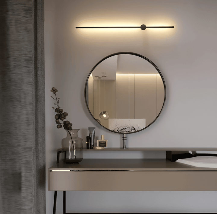 "Elegant LED vägglampa i skandinavisk design, roterbar, akryl och aluminium, idealisk för modern belysning."