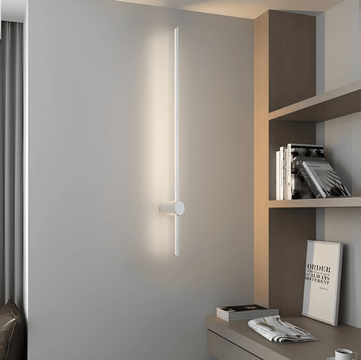 "Elegant LED vägglampa i skandinavisk design, roterbar, akryl och aluminium, idealisk för modern belysning."