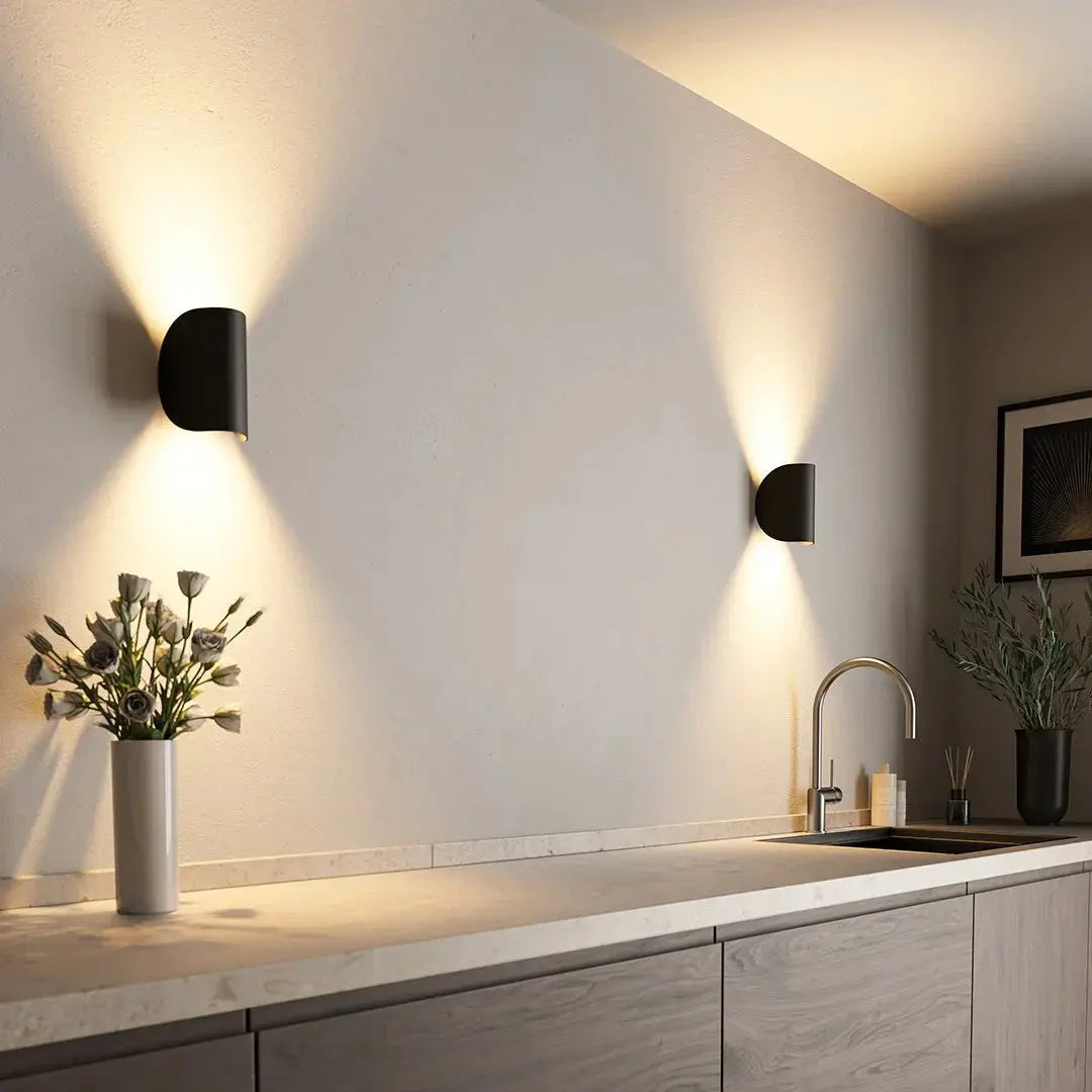 "Elegant LED vägglampa med modern stil, energieffektivt ljus, svart och vit design för alla rum."