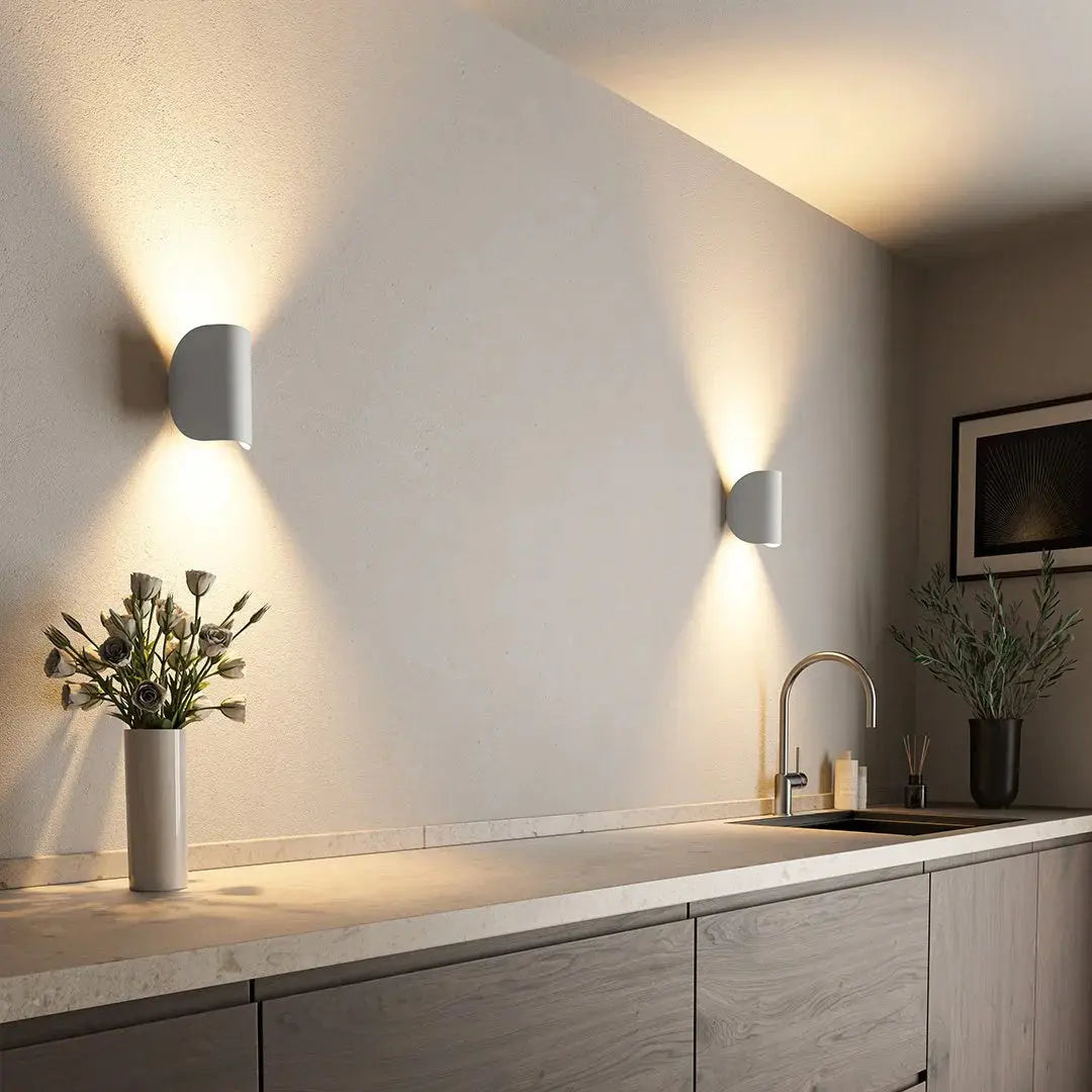 "Elegant LED vägglampa med modern stil, energieffektivt ljus, svart och vit design för alla rum."