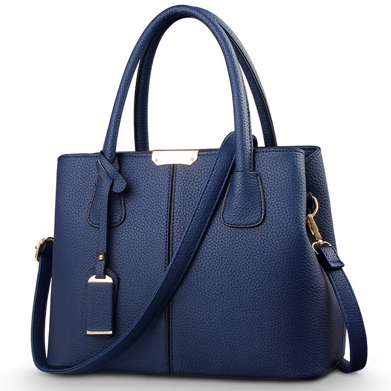 "Elegant lila crossbody väska i konstläder med justerbar rem, perfekt för stilfull daglig användning och komfort."