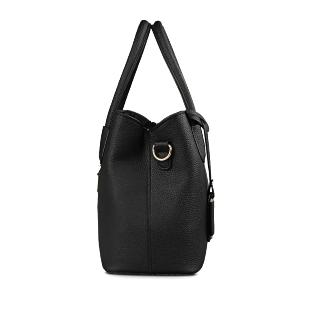 "Elegant lila crossbody väska i konstläder med justerbar rem, perfekt för stilfull daglig användning och komfort."