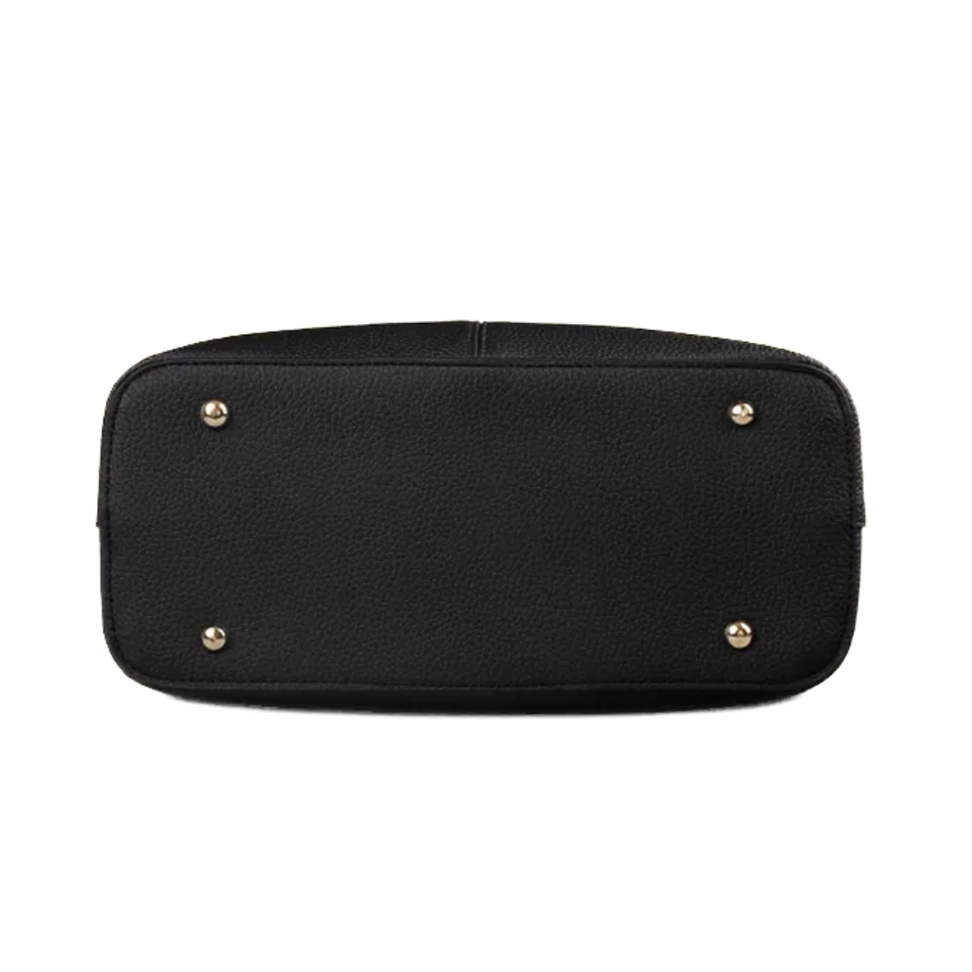 "Elegant lila crossbody väska i konstläder med justerbar rem, perfekt för stilfull daglig användning och komfort."