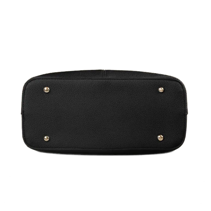 "Elegant lila crossbody väska i konstläder med justerbar rem, perfekt för stilfull daglig användning och komfort."