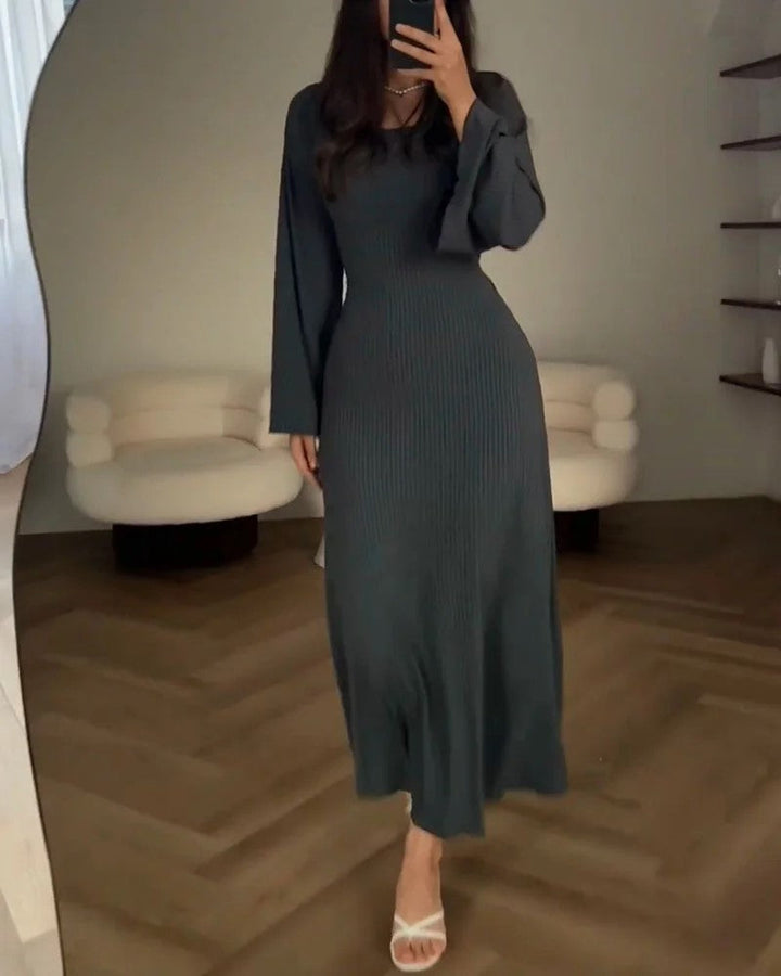 Elegant maxi klänning med smickrande silhuett i lila, svart, grå, brun, rosa för modern stil. Sofistikering & feminin elegans