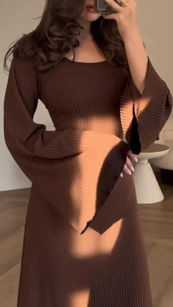 Elegant maxi klänning med smickrande silhuett i lila, svart, grå, brun, rosa för modern stil. Sofistikering & feminin elegans