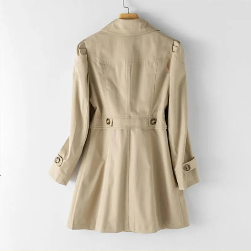 "Elegant mellanlång trenchcoat för damer med stilren design och bekväm passform, perfekt för vardagsbruk"