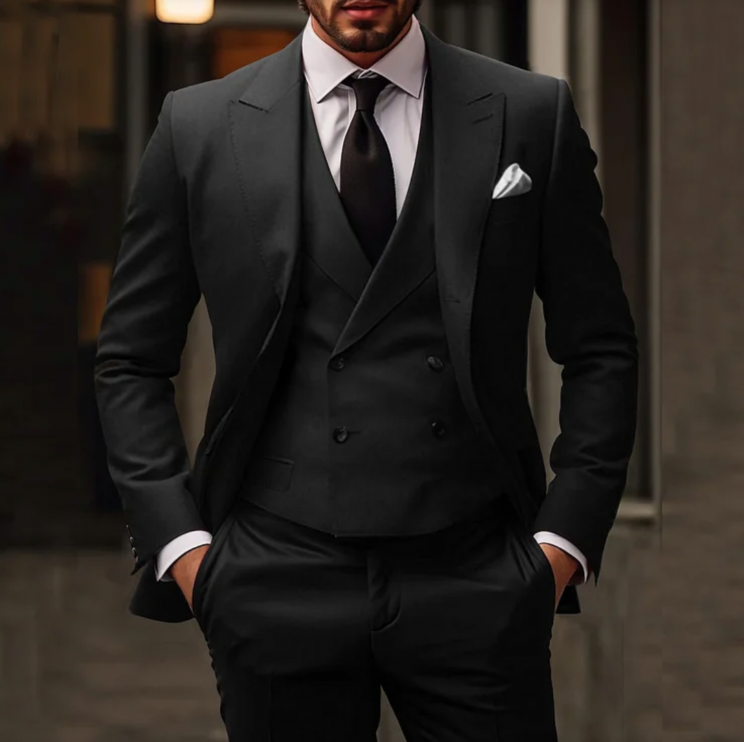 "Elegant mörkblå tre-delad herrkostym med blazer, väst och byxor för bröllop och formella tillfällen."