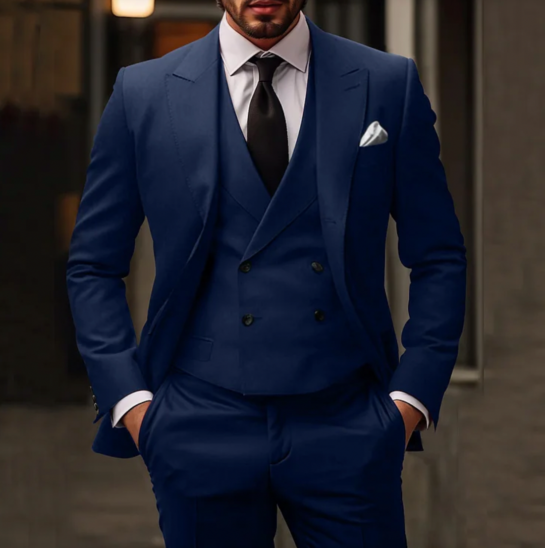 "Elegant mörkblå tre-delad herrkostym med blazer, väst och byxor för bröllop och formella tillfällen."