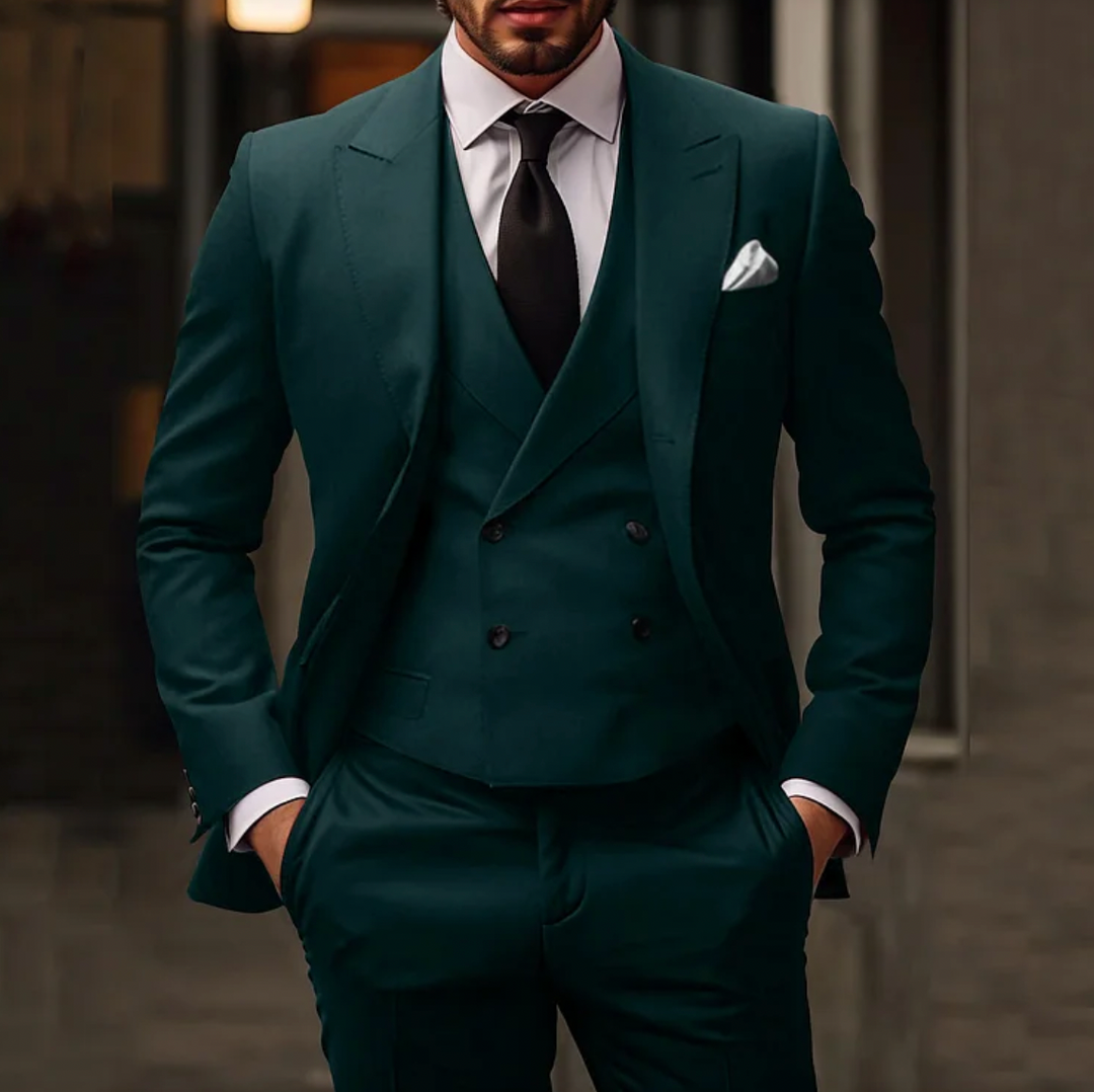 "Elegant mörkblå tre-delad herrkostym med blazer, väst och byxor för bröllop och formella tillfällen."