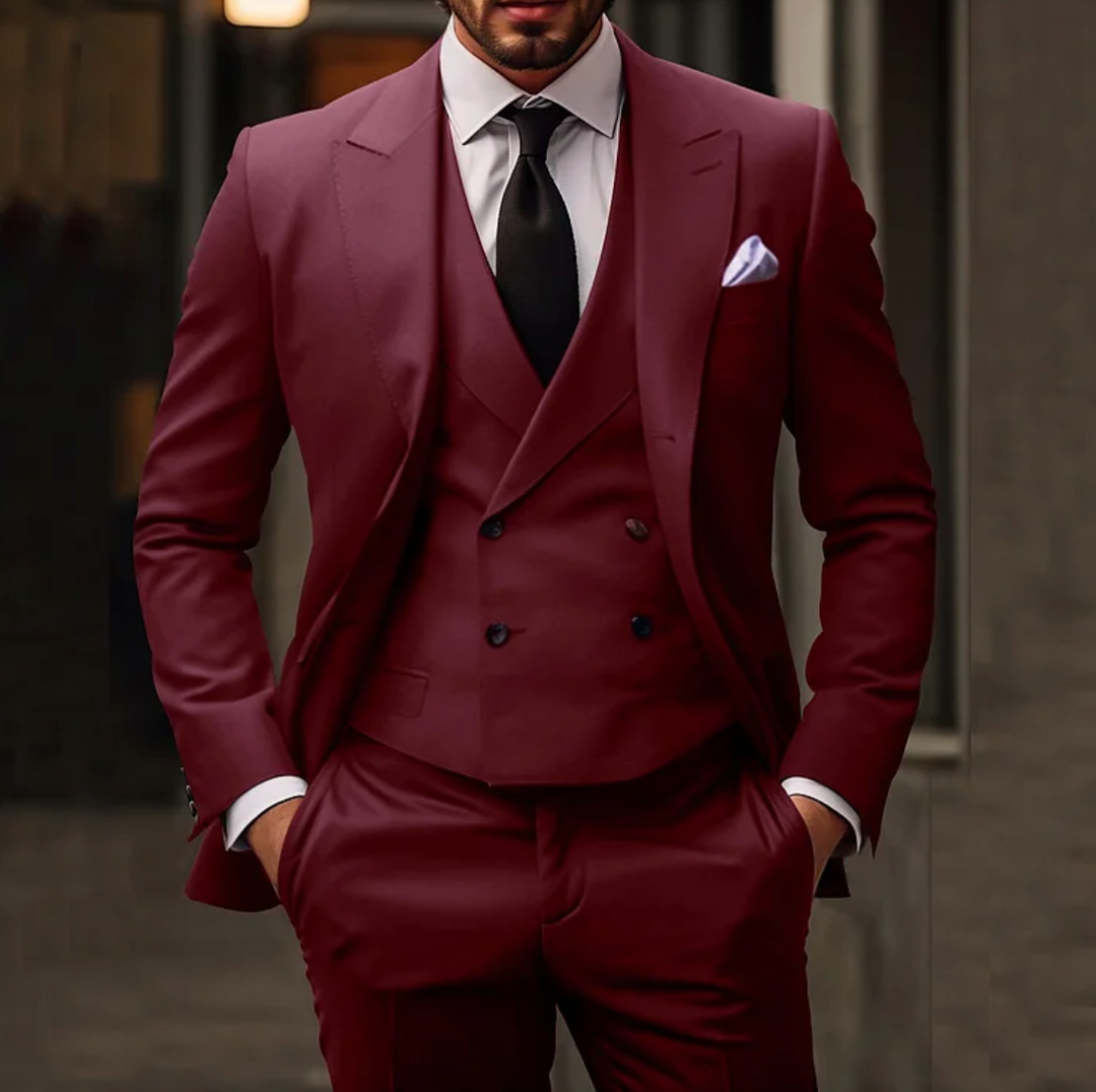 "Elegant mörkblå tre-delad herrkostym med blazer, väst och byxor för bröllop och formella tillfällen."