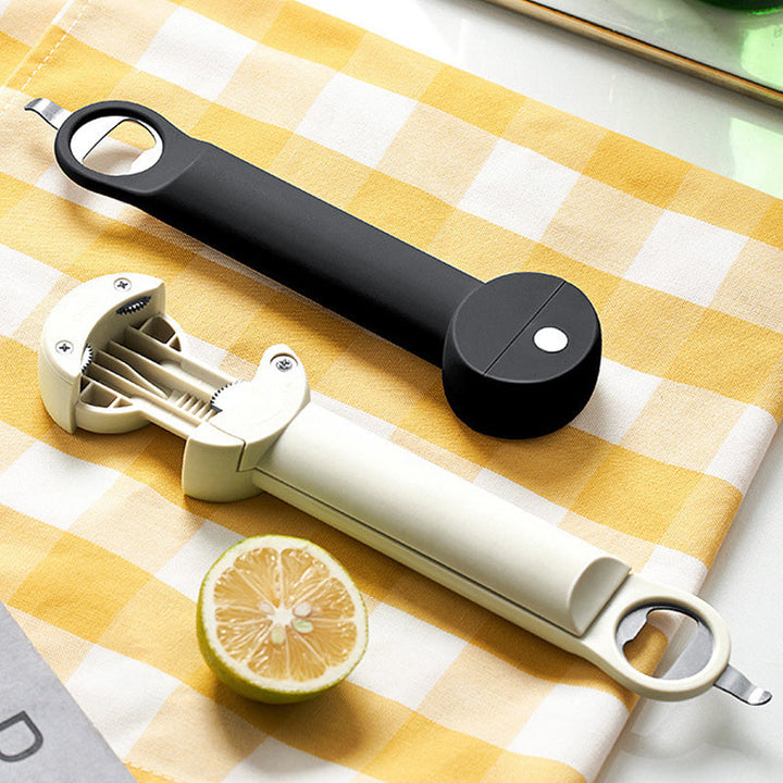 "Elegant multifunktionell flasköppnare med inbyggd magnet, ergonomiskt grepp och hållbar konstruktion i rostfritt stål."