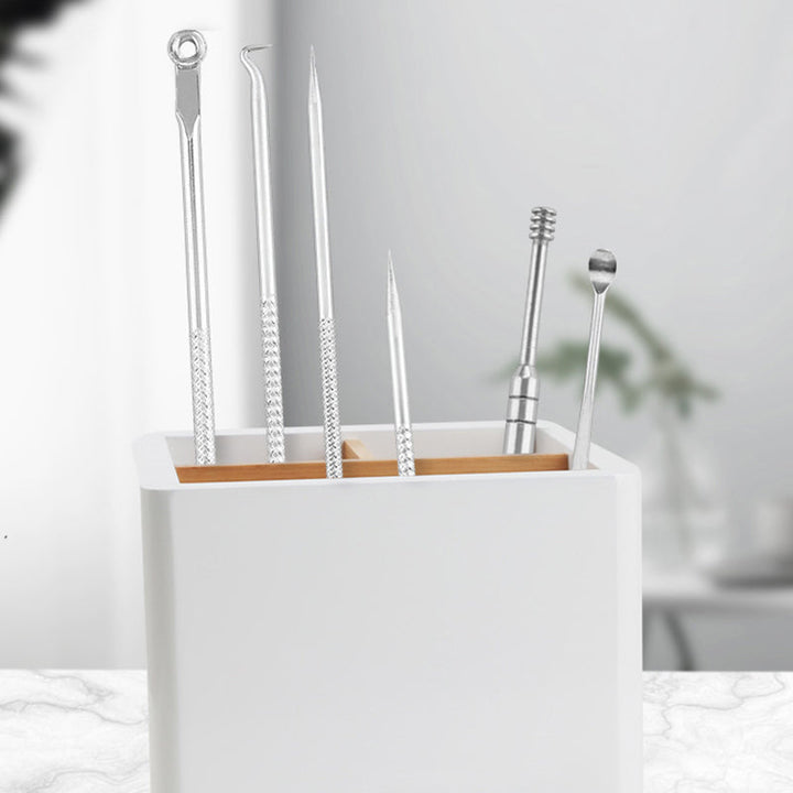 "Elegant nagelvårdsset, ergonomiska verktyg i stålfodral med svart PU-läder, för manikyr och pedikyr."