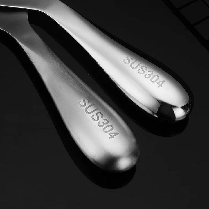 "Elegant och förtjockad non-stick rissked i rostfritt stål med ergonomiskt grepp, perfekt för kök och servering."