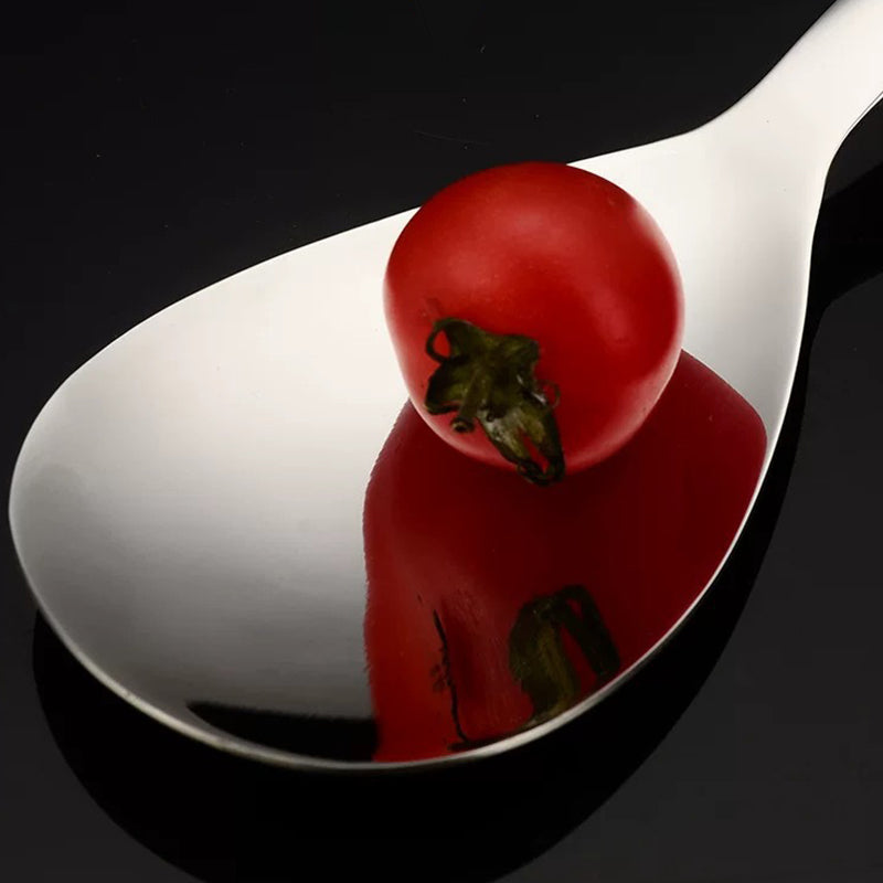 "Elegant och förtjockad non-stick rissked i rostfritt stål med ergonomiskt grepp, perfekt för kök och servering."