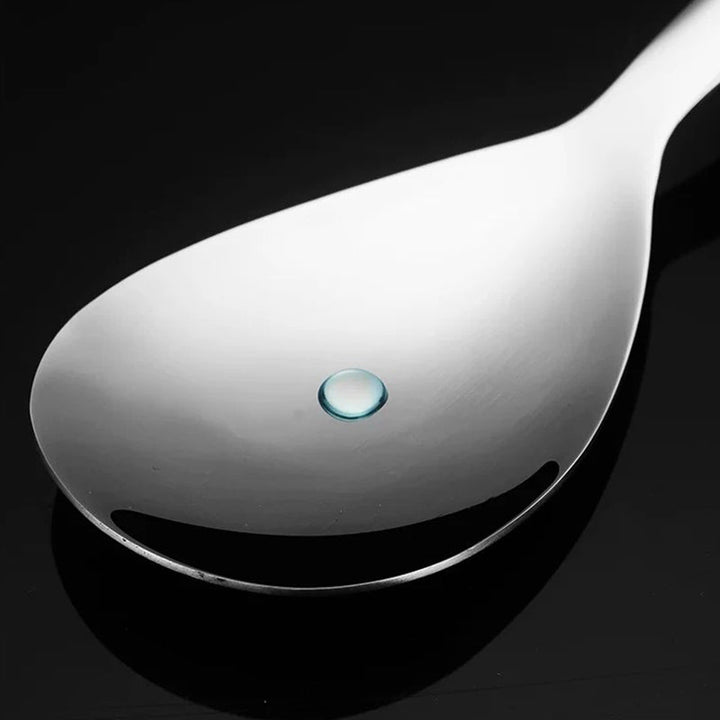 "Elegant och förtjockad non-stick rissked i rostfritt stål med ergonomiskt grepp, perfekt för kök och servering."