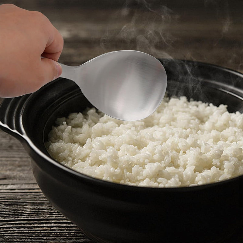 "Elegant och förtjockad non-stick rissked i rostfritt stål med ergonomiskt grepp, perfekt för kök och servering."