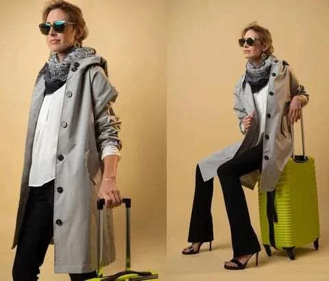 "Elegant och funktionell damregnkappa i modern oversized passform med stora knappar och stilfull huva, framifrån."