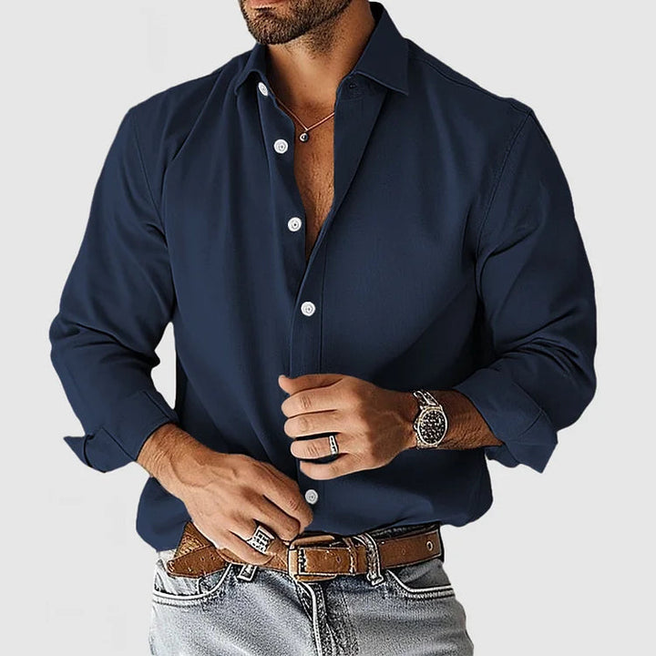 Elegant och stilfull vit herrskjorta i mjuk bomull med klassisk design, ideal för både formella och avslappnade tillfällen.