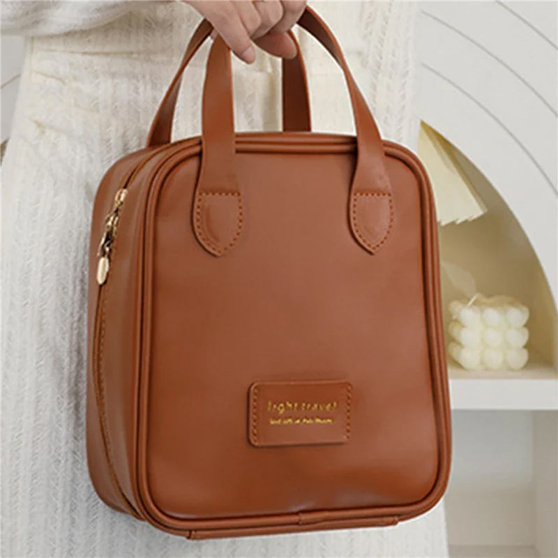 "Elegant PU-läder kosmetisk resväska för damer med många fack och robust handtag, perfekt för organisering och resor."