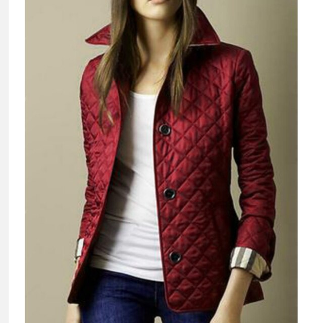 "Elegant quiltad jacka för kvinnor med diamantmönstrat tyg i burgundy, khaki, marinblå, svart och vit."