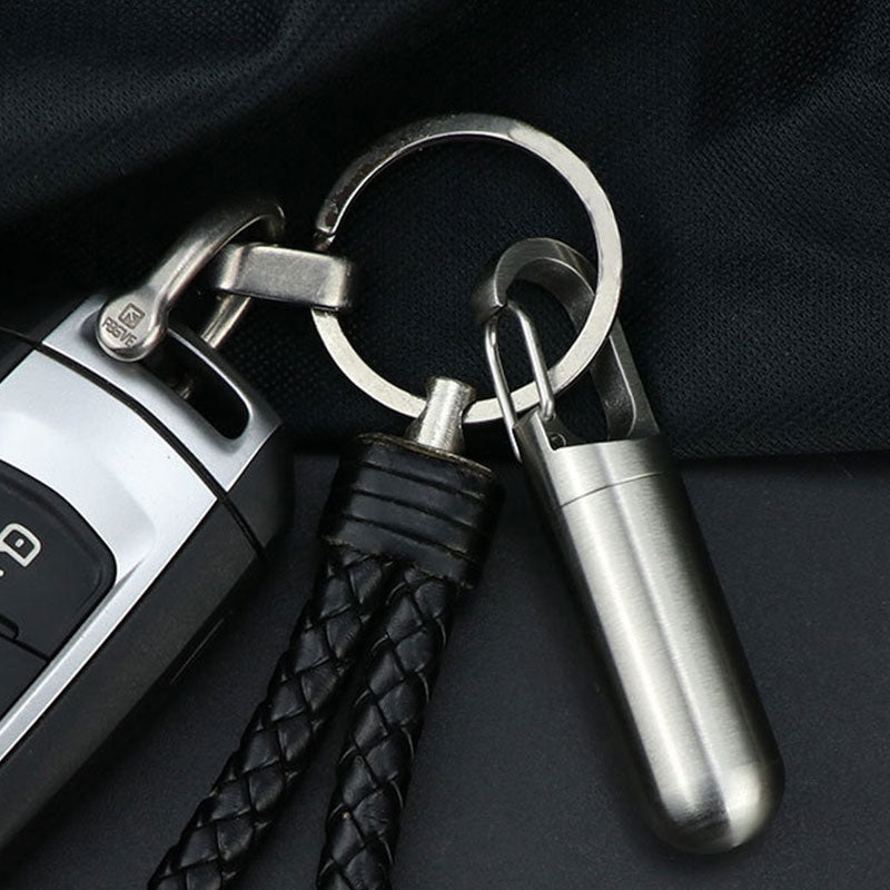 "Elegant rostfri vattentät pillbox för dagligt bruk, kompakt design som passar på en nyckelring med portabel funktion."