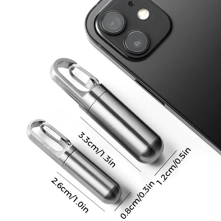 "Elegant rostfri vattentät pillbox för dagligt bruk, kompakt design som passar på en nyckelring med portabel funktion."