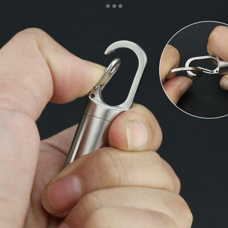 "Elegant rostfri vattentät pillbox för dagligt bruk, kompakt design som passar på en nyckelring med portabel funktion."