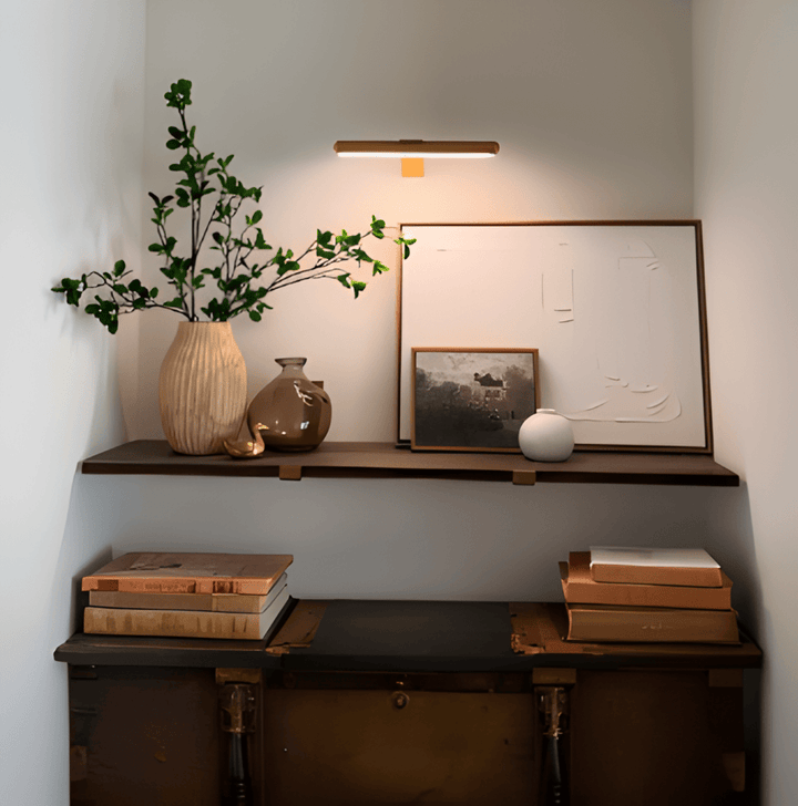 "Elegant roterbar LED-vägglampa med kabelfri installation, magnetisk bas och USB-C anslutning i svart, vit eller guld."
